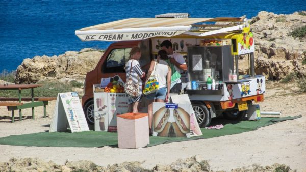 Фургон с кофе, мороженым и хот-догами