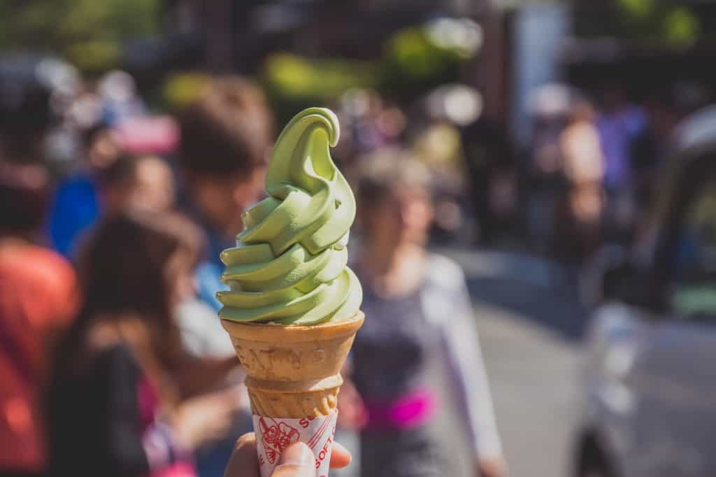 Продажа мороженого на улице